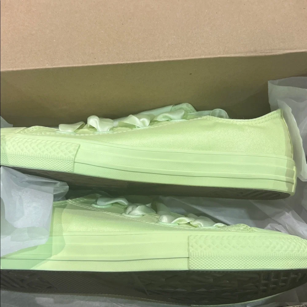 CONVERSE Ctas Big Eyelets Ox in Barely Volt